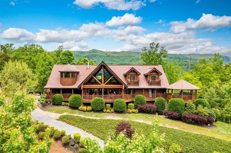 exterior of large Pigeon Forge cabin