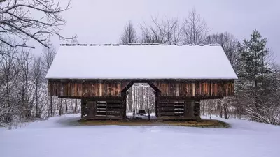 snow in the smokes- barn in cades cove