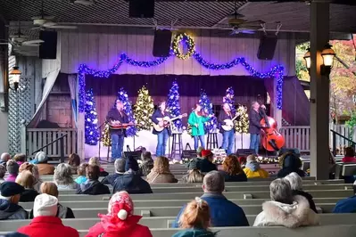 dollywood smoky mountain christmas show
