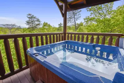 hot tub in a 1 bedroom cabin in Pigeon Forge