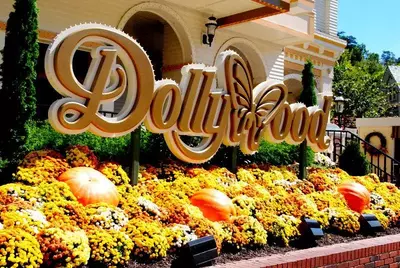 dollywood sign in the fall