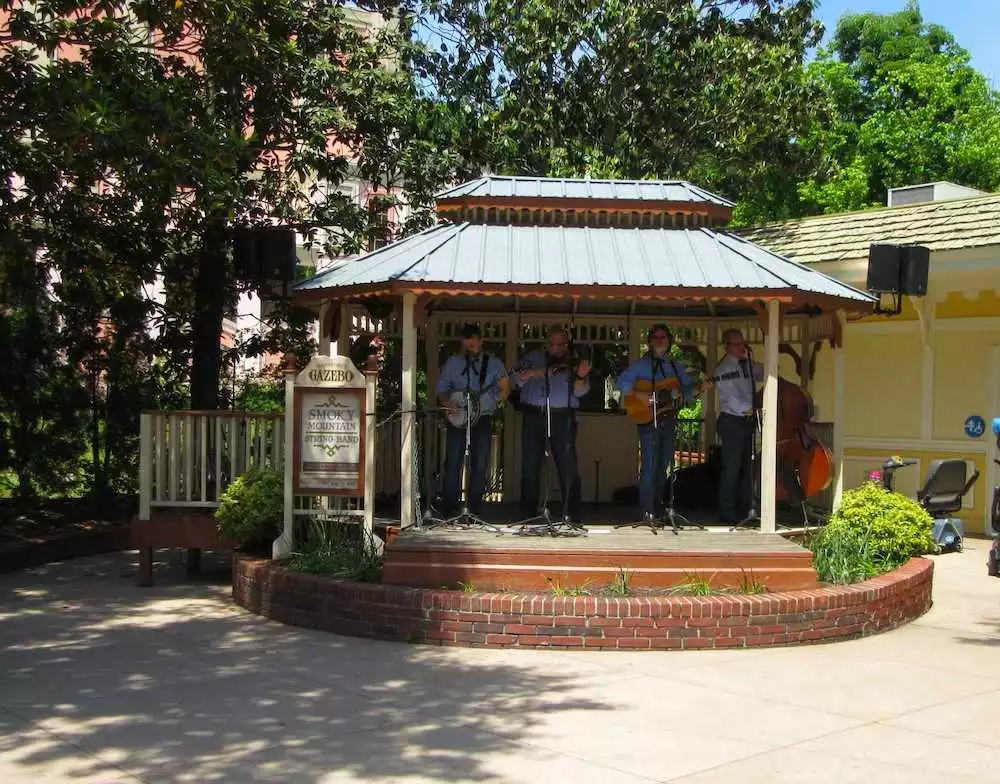 bluegrass band at showstreet gazebo dollywood