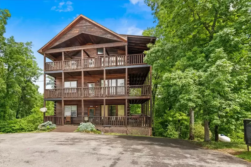 6 bedroom cabin in the Smoky Mountains