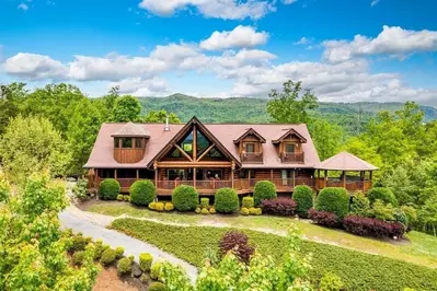 exterior of large Pigeon Forge cabin
